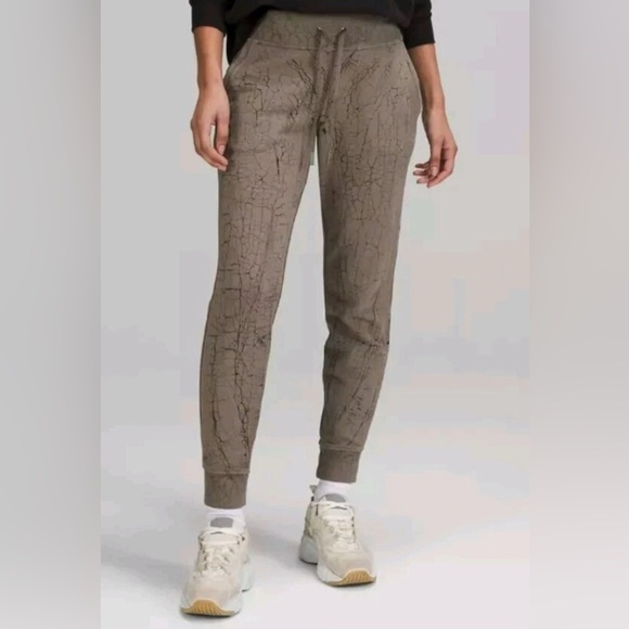 Lululemon Size 0 Warm Down Jogger 7/8 Length Thread Dye Rover Black Sweatpants - Picture 2 of 11